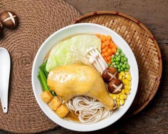 Mushroom Soup with Chicken Leg / Soupe aux champignons avec cuisse de poulet