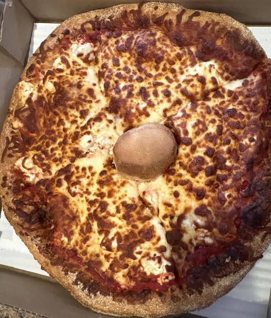 Pizza au Fromage / Cheese Pizza