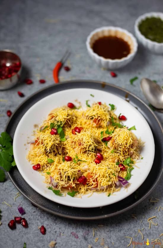 Sev Papdi / bomby style chaat papri