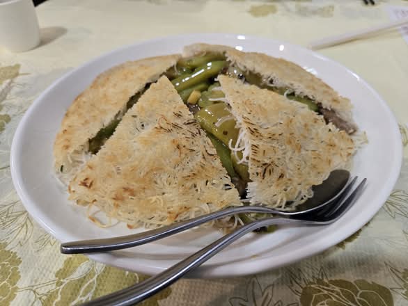F13. Crispy Vermicelli with Beef and Preserved Vegetables and Bitter Melon 牛肉味菜涼瓜煎米粉