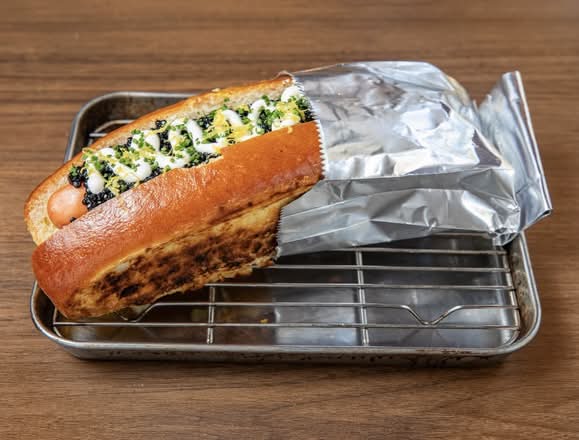 Hot Dog au Caviar de Mujol et Crème Fraîche