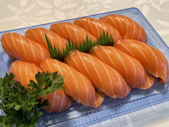 Salmon Sushi (5 pcs)