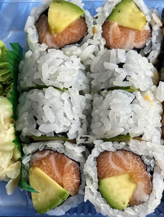 Salmon Roll (8 pcs)