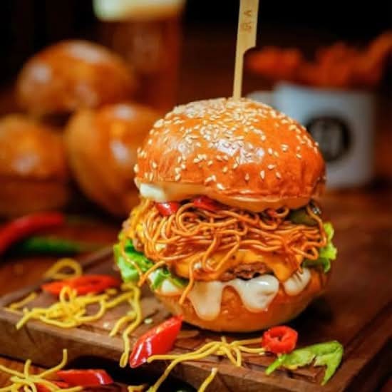 Aloo Tikki Burger Noodle Madness Ke Sath