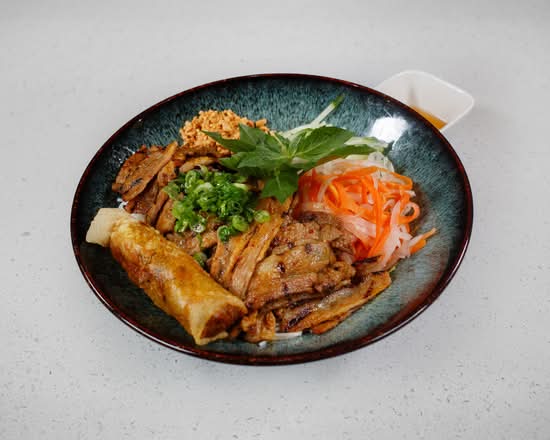 501. Grilled Pork & Spring Rolls / Bún Thịt Nướng, Chả Giò