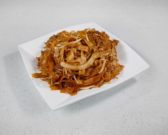 610. Stir Fried Rice Noodle with Beef, Ginger & Green Onion / Hủ Tiếu Xào Bò Hành Gừng