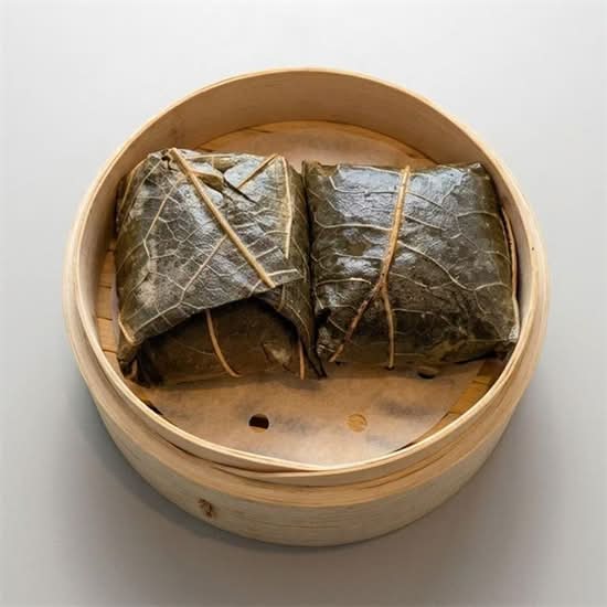Sticky Rice with Chicken in Lotus Leaf(2pcs)