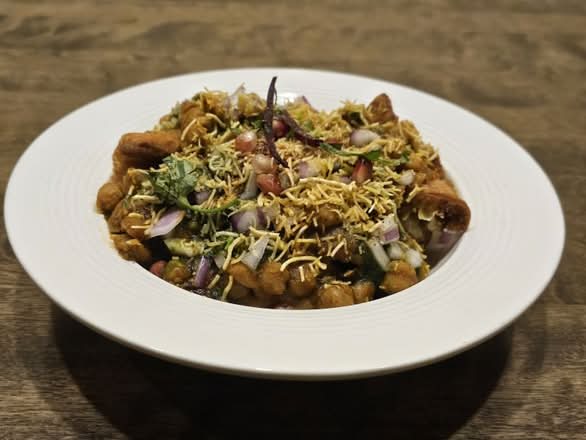 SAMOSA CHAAT WITH CHANA (2pcs)