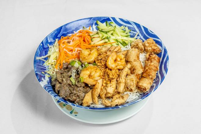 B33 Non Spicy Deluxe XL Bowl (shrimps, grilled chicken & Beef)