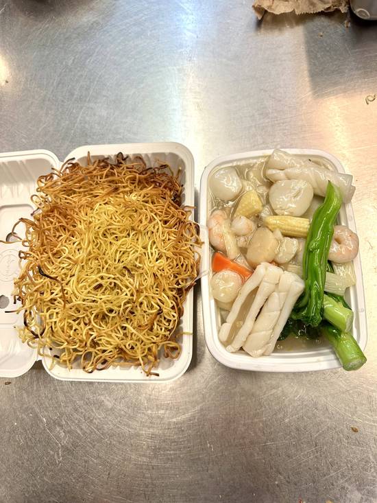 R9. Nouilles frites aux fruits de mer / Seafood Fried Noodles 海鲜炒面