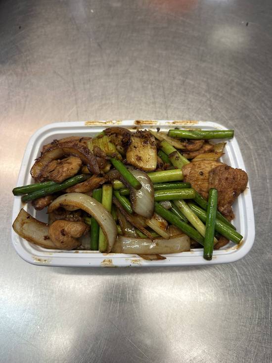 C12. Poulet à la sauce XO sur une piaue chaud / Sizzling Chicken with XO Sauce xo鸡片