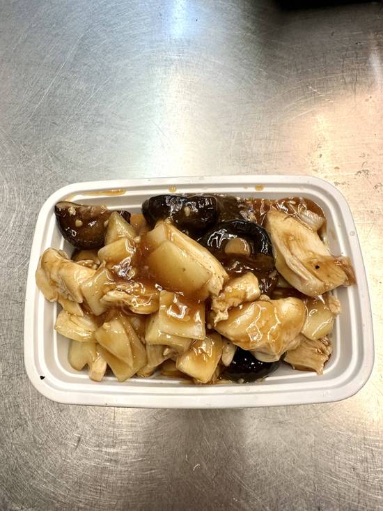 C10. Poulet et champignons / Stir-Fried Chicken with Mushrooms 冬菇鸡片