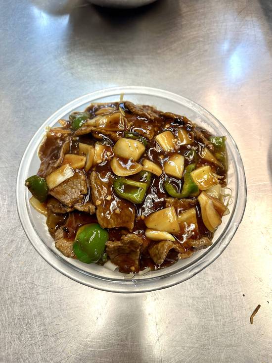 R12. Nouilles de riz au bœuf à la sauce fèves noires / Beef Fried Rice Noodles with Black Bean Sauce 豉汁牛河