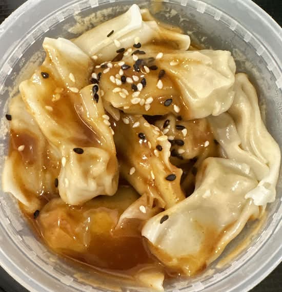 Wontons À La Sauce Au Beurre De Cacahuètes / Porc Dumplings with Peanut Butter Sauce