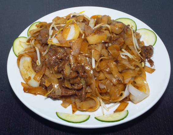 Fried Rice Noodle with Beef in Soy Sauce