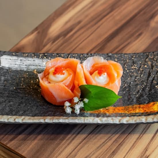 Salmon Rose Sushi (2pcs)