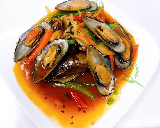 109. Stir Fried Mussel with Basil Leaves