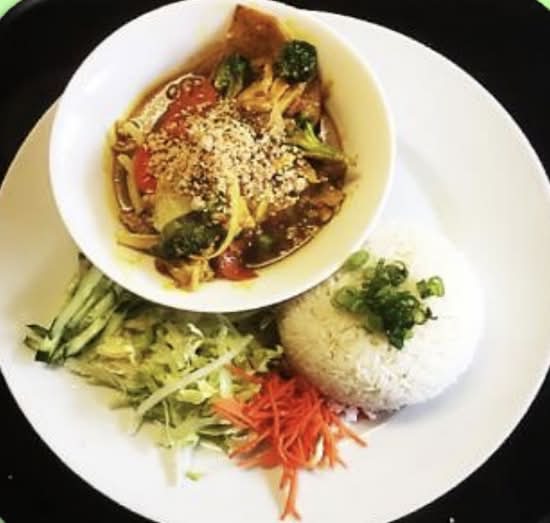 55. Curry Chicken on Rice or Noodle (Cari Gà)
