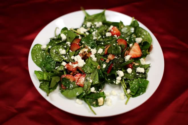 Spinach, Goat Cheese, and Strawberry Salad (Family)