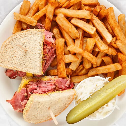 Sandwich à la viande fumée avec frites / Smoked meat sandwich with fries