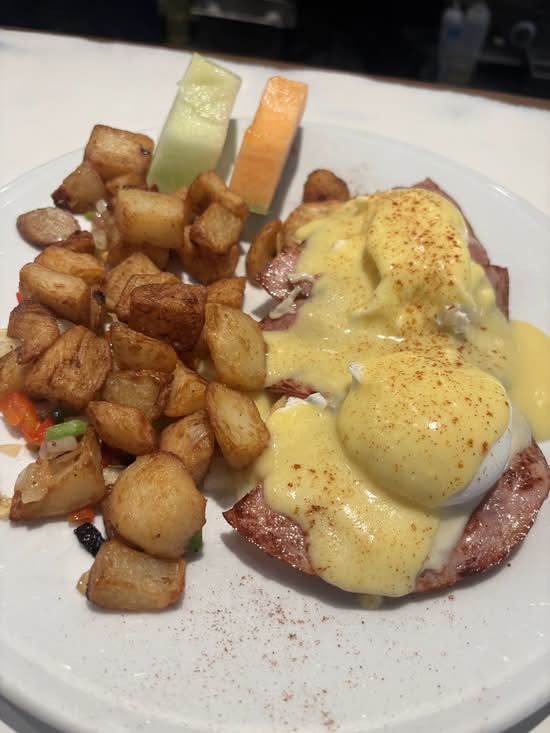 Œufs bénédictine au jambon et fromage suisse / Ham and Swiss Cheese Eggs Benedict