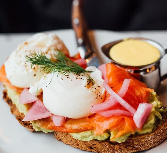 Toast Au L'Avocat Et Saumon Fumé | Smoked Salmon Avo Toast