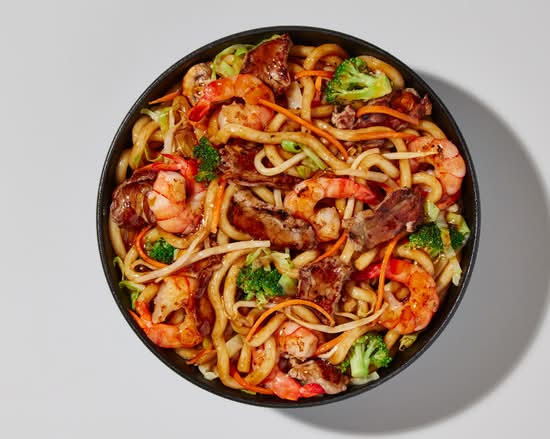 Teppanyaki au bœuf et aux crevettes avec nouilles