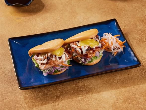 Q10L. Grilled Chicken in Bao