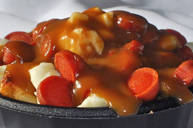 Poutine avec saucisses hot dog / Poutine with Hot Dog Sausages