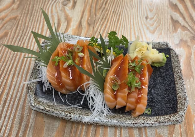Spicy Salmon sashimi (8 pcs)
