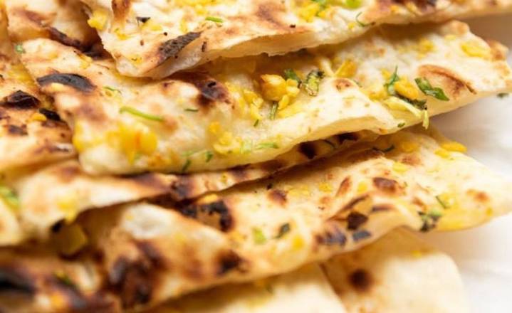NAAN À L’AIL /    GARLIC NAAN
