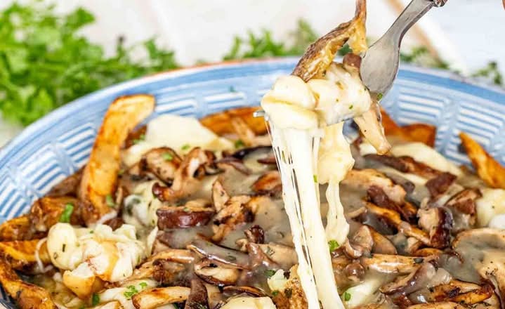 BUTTER CHICKEN POUTINE