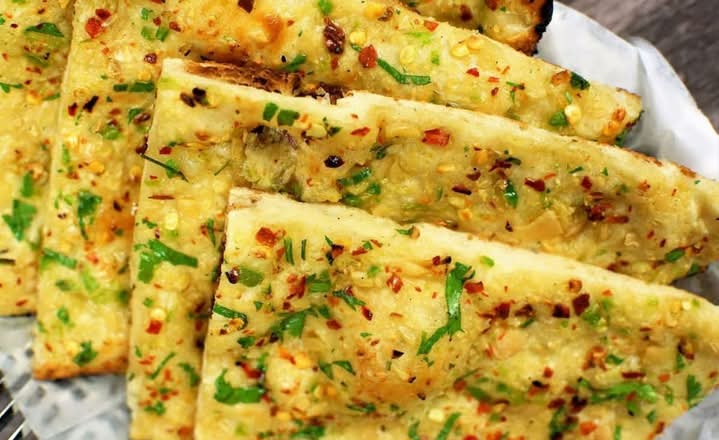 NAAN À L'AIL ET AU FROMAGE /GARLIC CHEESE NAAN