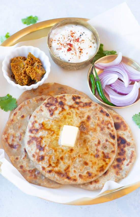 Aloo Paratha Plate (2pcs) / Assiette de Paratha aux pommes de terre (2 pièces)