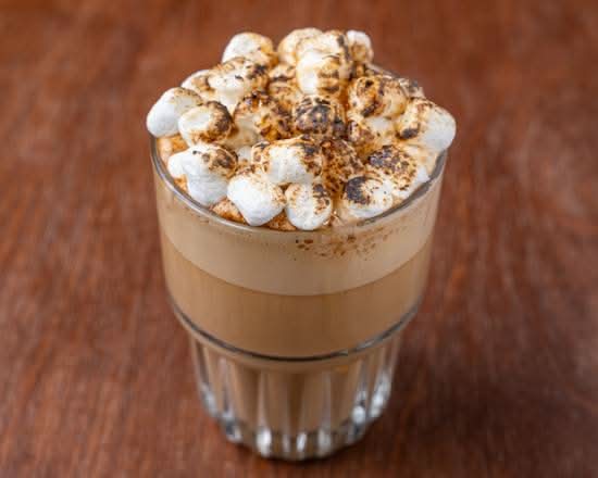 Latté Sucre À La Crème Et Guimauve Flambée