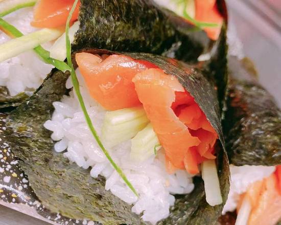 Smoked Salmon Hand Roll (1 pc)