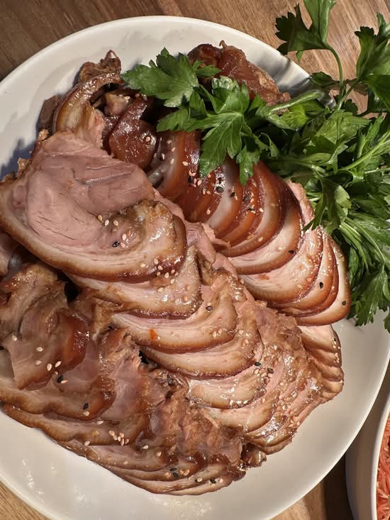 돼지 족발 SOY BRAISED PORK HOCK MEDIUM & SPICY COLD NOODLE