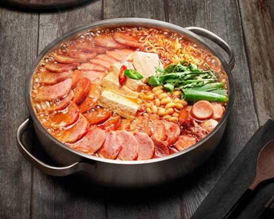 Spicy Stew with Ham, Sausage, Kimchi, Rice Cake and Instant Noodle Hot Pot (부대찌개전골 韩式部队火锅)