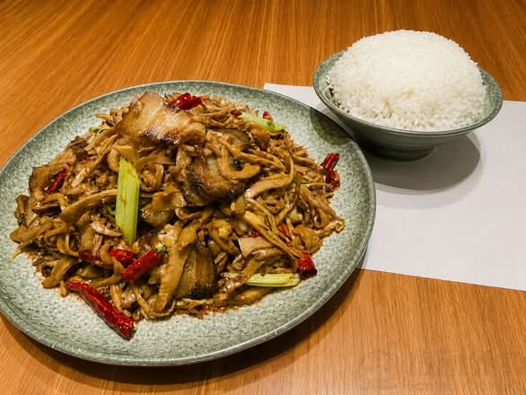 Stir-fried Cured Pork & Smoked Bamboo Shoots + Steamed Rice + Soft Drink （腊肉炒烟笋+白米饭+随机软饮）
