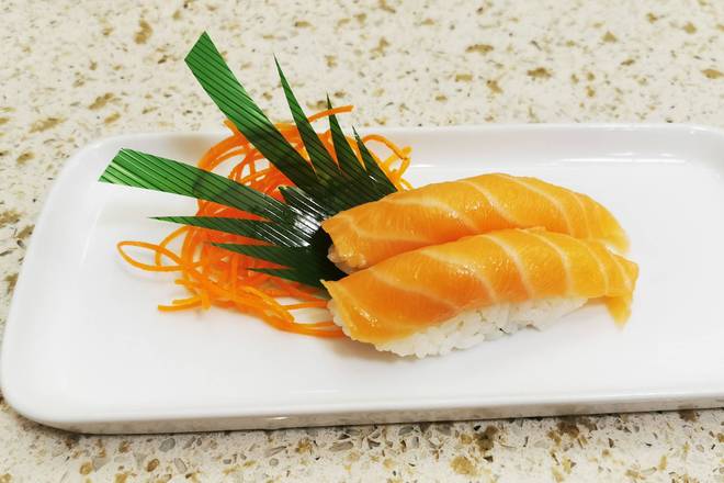 Salmon Sushi (2 pcs)