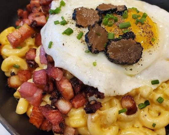 Mac et Cheese Lardons de Porc, Oeuf, Truffe / Pork Belly Mac and Cheese with Sunny egg Truffles