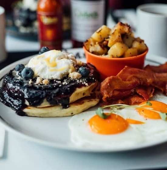 L'Indécis Avec Crêpes Aux Citrons Et Bleuets