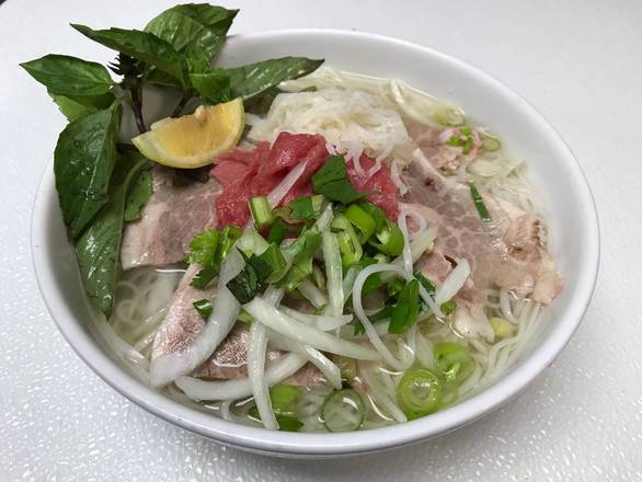 17- Phở Rare, Well Done Brisket & Tripe - Phở Tái Nạm Sách (Bowl)