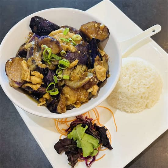Tasty Eggplant (stir-fry eggplant and minced chicken in sauce) 香酱茄子鸡茸