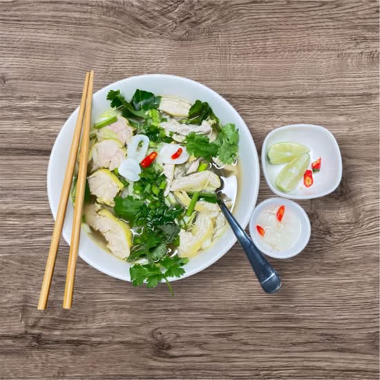P20:  Boneless Chicken with rice noodle in soup