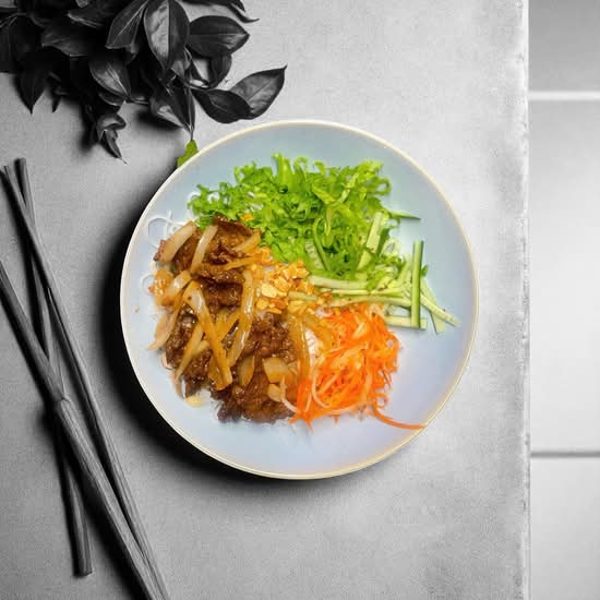 V6: Stir fried lemongrass beef