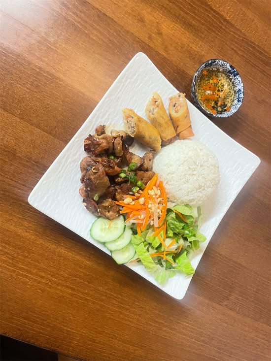 R6: Grilled pork slices with one spring roll