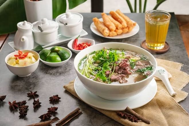 P5: Rare beef, brisket, meat ball with rice noodle in soup