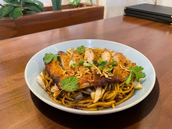 V7 Stir Fried Oriental Thin Noodles with Lemongrass Chicken