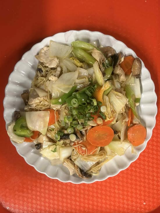 E1. Chicken Chowmein (Mì xào gà)